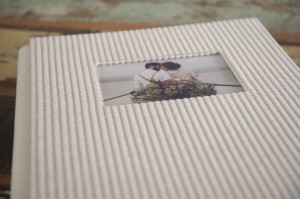 Vintage Adara con tiras de cuero